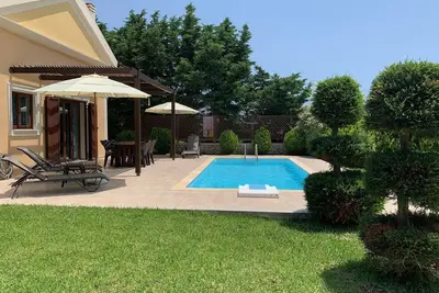 Image de Jolie villa près d'Avithos, piscine privée, plage 300 M. Jacuzzi, court de tennis.