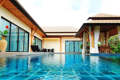 Image de Villa de luxe Empyrean. 3 chambres, grande piscine, beau jardin. Nai Harn Beach