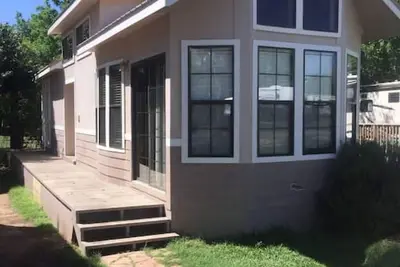 Image de RusticTinyHome @ Lbj💕Great4Couples💕3MinWalk2Lake!