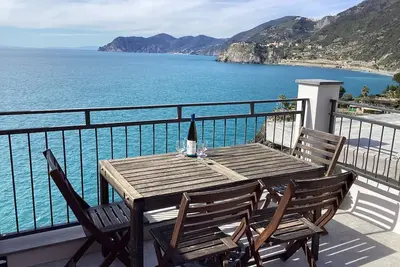 Image de A typical Ligurian house with roof terrace, stunning sea views and Ac.