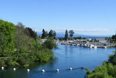 Image de Appartement moderne au bord de la rivière, près de la ville et dispose de WiFi