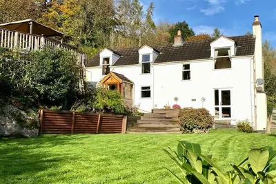 Image de Cottage de campagne traditionnelle avec une vue vraiment imprenable sur la rivière Wye