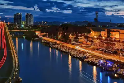 Image de Un beau bâtiment tout au long Août