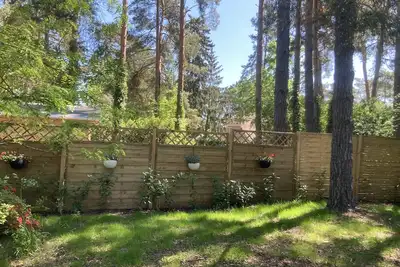 Image de Grand, attrayant et clôturé terrain boisé près du lac (20m)