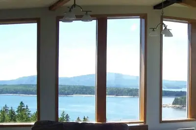 Image de Spacieux, moderne, et privé, avec de grandes vues d'un emplacement sommet d'une colline.