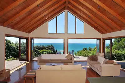 Image de Maison colline isolée avec vue imprenable sur la plage