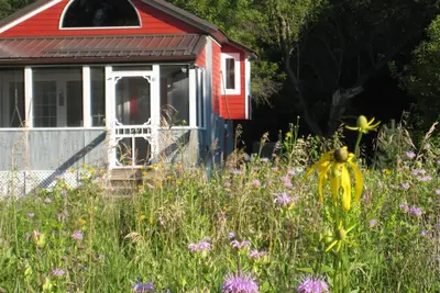 Image de Redpath Retreat- profiter de la beauté calme de la prairie dans ce chalet privé
