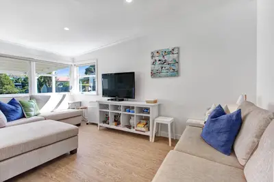 Image de The Little Blue Bach - The Little Blue Bach is an original 100 year old Waiheke cottage situated within a moments stroll of Oneroa Village and beach. Beautifully restored and upgraded into a tastefully smart and charming, modern 2-bedroom holiday ho