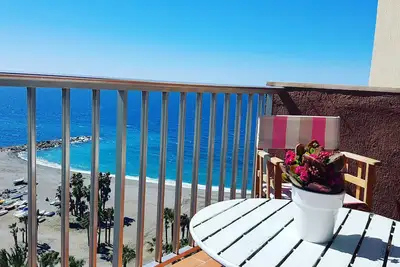 Image de Studio Penthouse sur la 1ère ligne de la plage avec une vue imprenable sur la mer