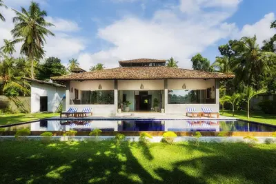 Image de Gangananda - Superbe villa au bord du lac avec une grande piscine près de la mer