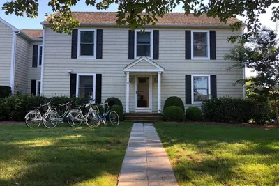 Image de Southampton village 5 bd house sur rue calme près des plages de l'océan