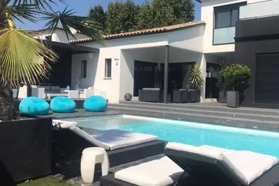 Image de Villa de luxe contemporaine avec piscine privée
