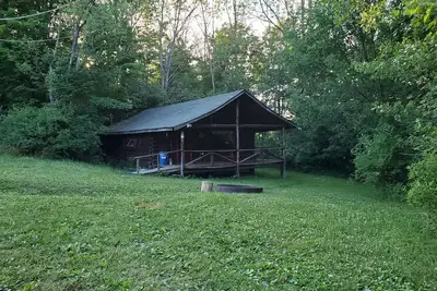 Image de Cabane en bois rond exclusive au bord d'un lac bien approvisionné