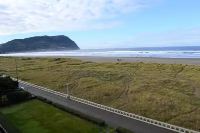 Image de 4ème étage en front de mer, unité de coin avec balcon et vue spectaculaire sur l'océan