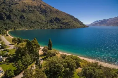 Image de Charme Lakefront Cottage Retreat avec grand jardin couvert et vue imprenable