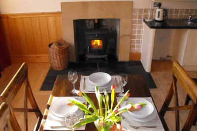 Image de Retraite de village historique et accueillante avec des feux de bois, dans les superbes frontières. 4/6 personnes