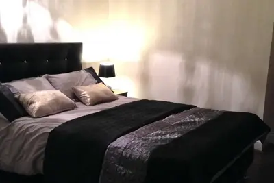 Image de Maison confortable de 2 chambres à coucher. entrée privée