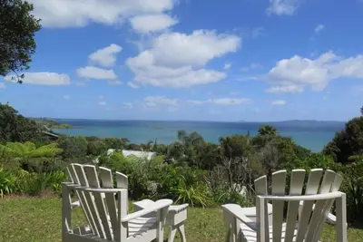 Image de Iconic Kiwi Bach Avec Vue Glorieuse Sur La Mer