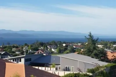 Image de Espace andamp substantiel; vues dans la maison Taupo moderne