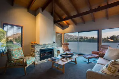 Image de The Bay House - superbe hébergement au bord du lac avec bain à remous à 5 min à pied de la ville