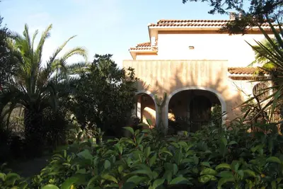 Image de Immergé dans la verdure, grand jardin, la mer a atteint en peu de temps.