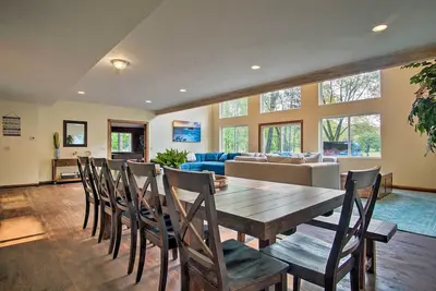 Image de Nouveau! Large Home w / Hot Tub - Marchez jusqu'au lac Michigan!