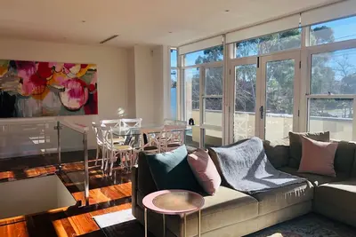 Image de Maison de ville exquise de 4 chambres à coucher faisant face à un parc, à la vie en plan ouvert, à proximité d’écoles / hôpitaux privés, d’universités, de restaurants, de bars, de cafés et de centres commerciaux.