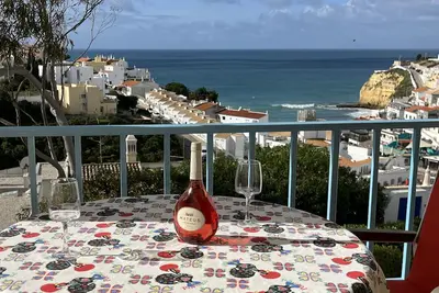 Image de A beautiful 2 bedroom seaview apartment overlooking Carvoeiro bay.
