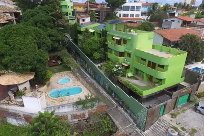Image de kitchenette avec pointe noire avec vue mer / plage