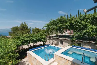 Image de Holiday Home Blossom - Maison de vacances de quatre chambres à coucher avec piscine extérieure et jacuzzi - (St)