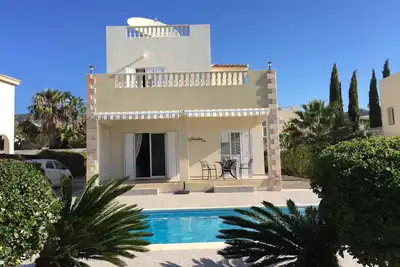 Image de Villa avec vue imprenable sur la mer depuis le sommet d'une falaise avec une grande piscine