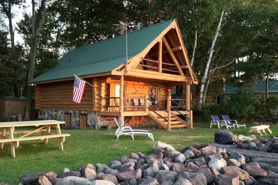 Image de Chalet en bois rond sur le lac Ontario