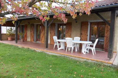 Gîte rural au pied des pyrénées avec piscine