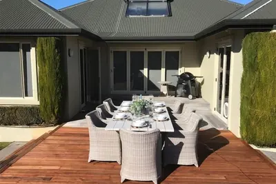 Image de Près du lac; Piscine du spa, salle de jeux