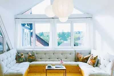 Appartement spacieux et spacieux avec une touche naturelle et vue sur le lac