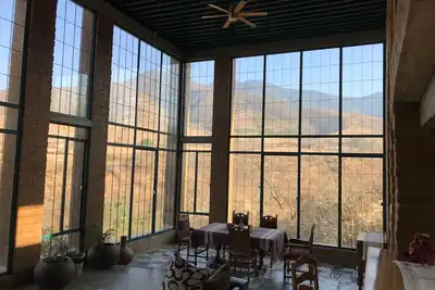 Image de Joyau architectural avec une vue imprenable sur la montagne