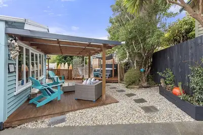 Image de Cute Raglan bach, endroit idéal pour se détendre.