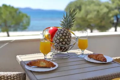 Image de Deluxe Waves Apartments avec vue sur la mer