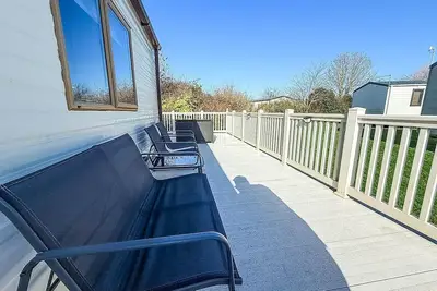 Image de Superbe caravane de 6 places Ă la location avec une immense terrasse sur le site amusant du parc Manor.