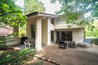 Image de Villa Houx  et  Ivy avec jardin boisé et terrasse à 400m du lac. Wifi