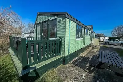 Image de Caravane de luxe avec terrasse et vue imprenable sur le lac en location réf 33002