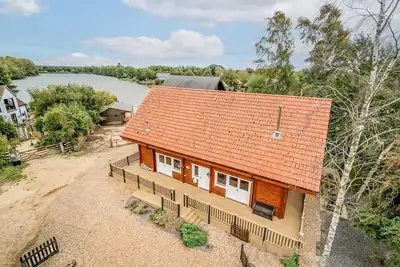 Image de Superbe lodge à Pentney Lakes pour la location - dort 9 vues sur le lac