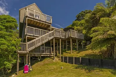 Image de Élégant confort de la maison de plage de position dominante