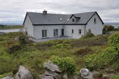 Image de Belle maison moderne avec des vues spectaculaires sur la baie de Galway et le Burren