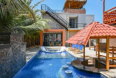 Image de Maison de vacances moderne de 2 étages à un pâté de maisons de la plage