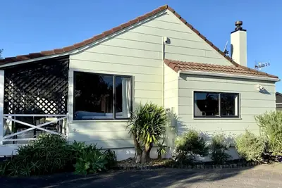 Image de Bungalow kiwi détendu à 2 minutes à pied de la plage