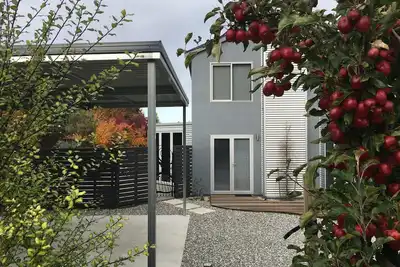 Image de The Art House, Wanaka - Maison contemporaine de vacances