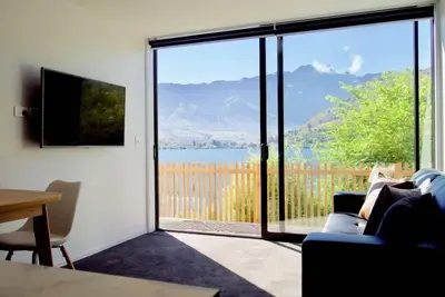 Image de Une vue imprenable sur la maison du lac - 1a