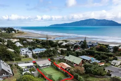 Image de Bach classique en bord de mer des années 50 avec court de tennis