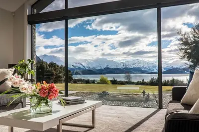 Image de Grande maison familiale avec vue imprenable sur le lac Wanaka, accès direct au lac et spa